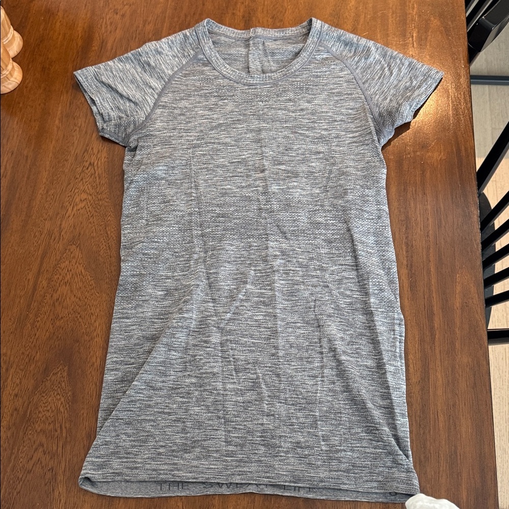 Lululemon Swiftly Tech Short-Sleeve Shirt 2.0
Hip Length
Grey
Size 6